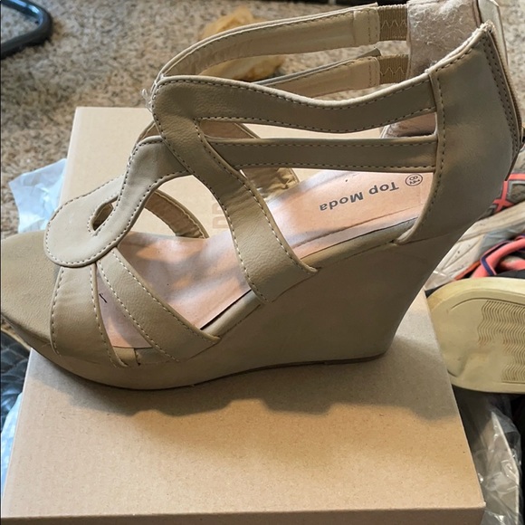 Tan wedges - Picture 2 of 3